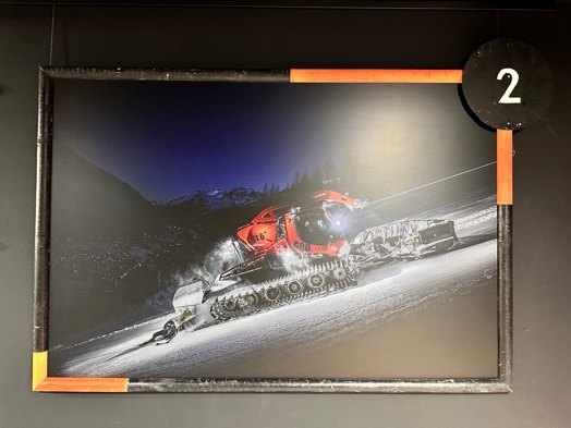 #2 Pistenbully auf der schwarzen Piste, gerahmt, © Boris Ackermann
